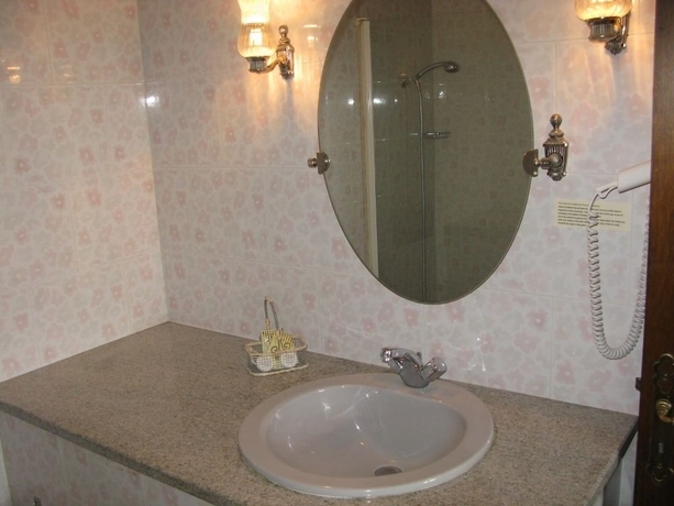 Imagen de la habitación del Hotel Les G&eacute;raniums. Foto 14