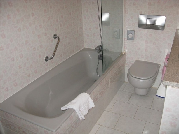 Imagen de la habitación del Hotel Les G&eacute;raniums. Foto 15