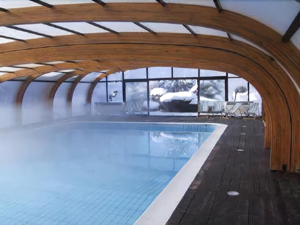 Imagen de la piscina del Hotel Les Glaciers. Foto 16