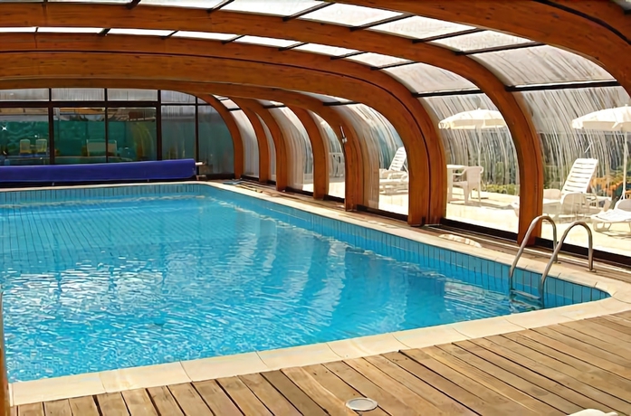 Imagen de la piscina del Hotel Les Glaciers. Foto 17