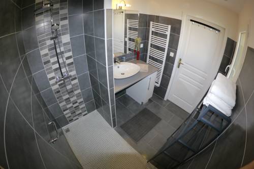 Imagen de la habitación del Hotel Les Grands Vignobles. Foto 9