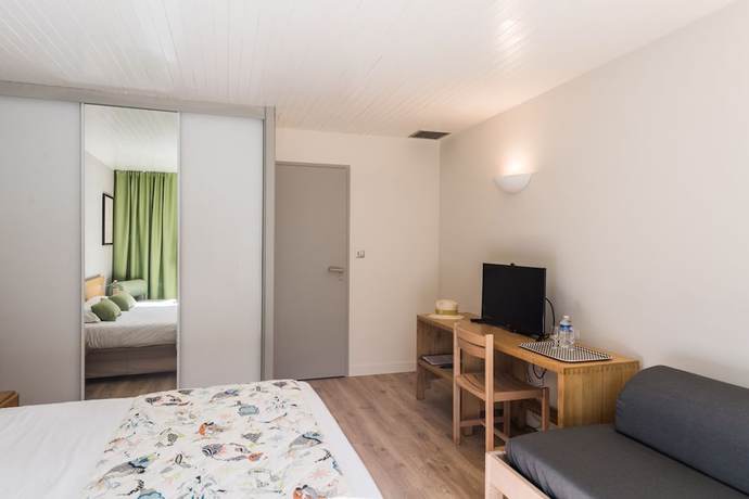 Imagen de la habitación del Hotel Les Grenettes. Foto 13