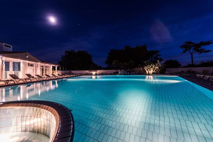 Imagen de la piscina del Hotel Les Grenettes. Foto 19