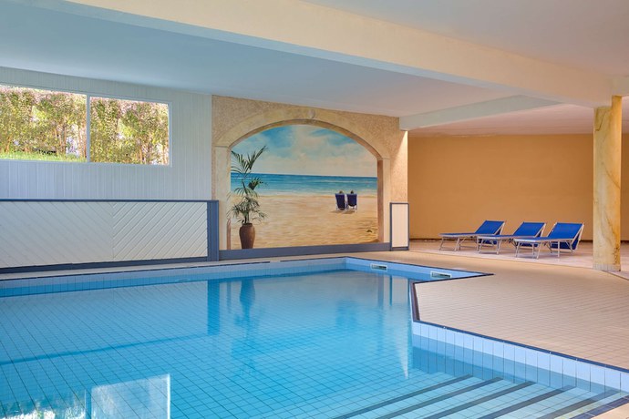 Imagen de la piscina del Hotel Les Hameaux De Lozere, Sure Collection By Best Western. Foto 20