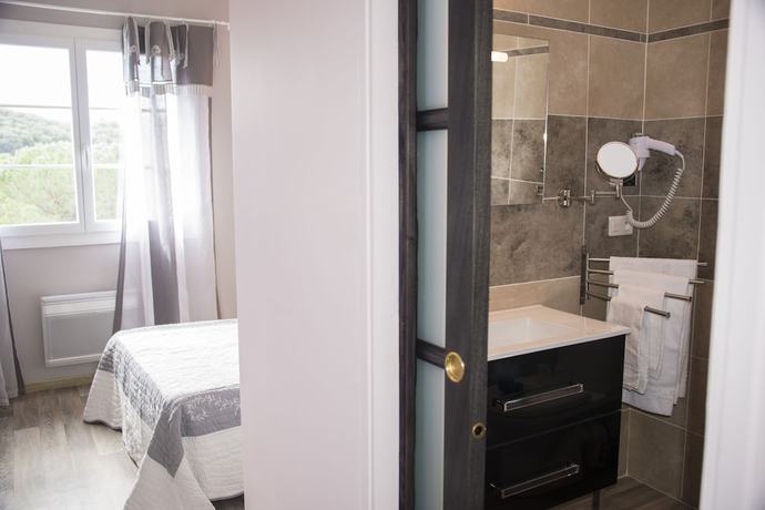 Imagen de la habitación del Hotel Les Hauts de Mour&egrave;ze. Foto 19