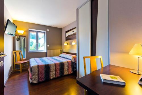 Imagen de la habitación del Hotel Les Hirondelles, Orcines. Foto 9