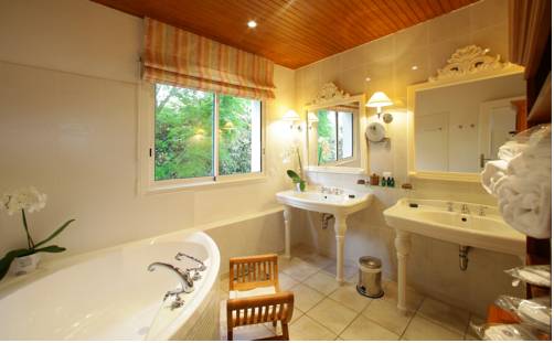 Imagen de la habitación del Hotel Les Hortensias Du Lac. Foto 7