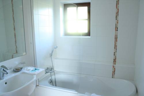 Imagen de la habitación del Hotel Les Hospitaliers. Foto 8