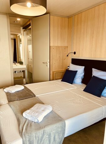 Imagen de la habitación del Hotel Les Ilots de Gruissan. Foto 17