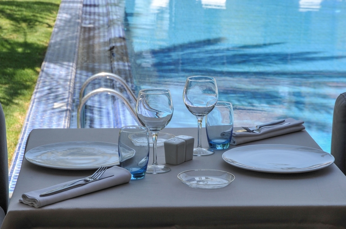 Imagen del bar/restaurante del Hotel Les Jardins D Ines. Foto 2