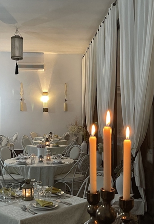 Imagen del bar/restaurante del Hotel Les Jardins D\'Issil Maison d\'Hôtes. Foto 2