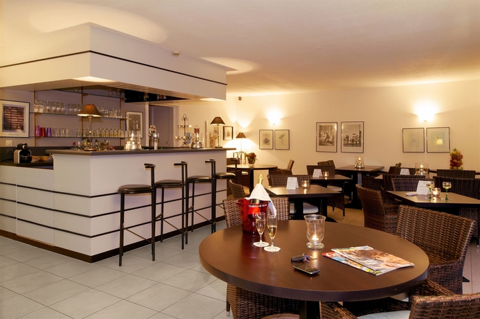 Imagen del bar/restaurante del Hotel Les Jardins D'adalric. Foto 3