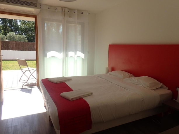 Imagen de la habitación del Hotel Les Jardins D'athena. Foto 3
