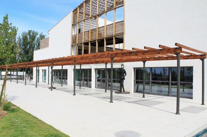Imagen de los exteriores del Hotel Les Jardins D'athena. Foto 4