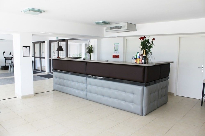 Imagen de los interiores del Hotel Les Jardins D'athena. Foto 7