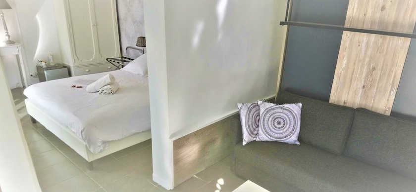 Imagen de la habitación del Hotel Les Jardins De Bormes. Foto 2