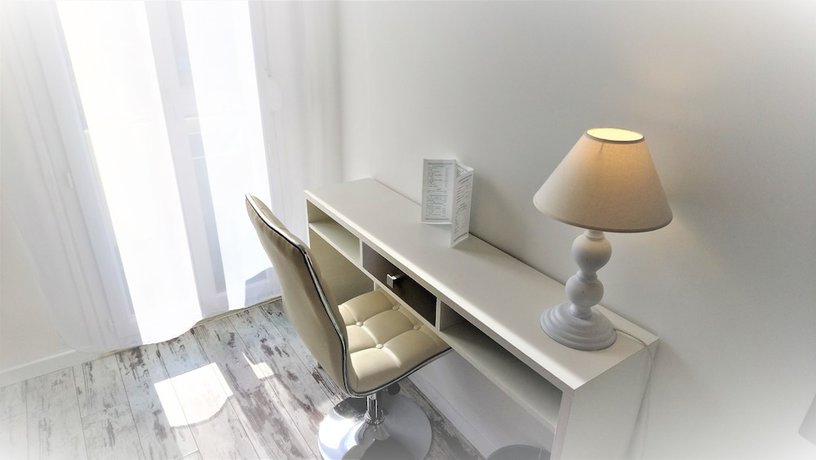 Imagen de la habitación del Hotel Les Jardins De Bormes. Foto 8