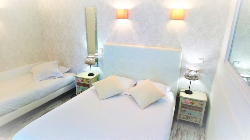 Imagen de la habitación del Hotel Les Jardins De Bormes. Foto 10