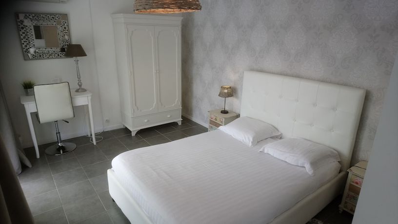 Imagen de la habitación del Hotel Les Jardins De Bormes. Foto 11