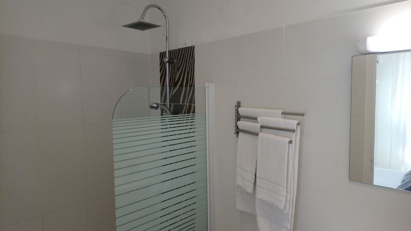 Imagen de la habitación del Hotel Les Jardins De Bormes. Foto 13