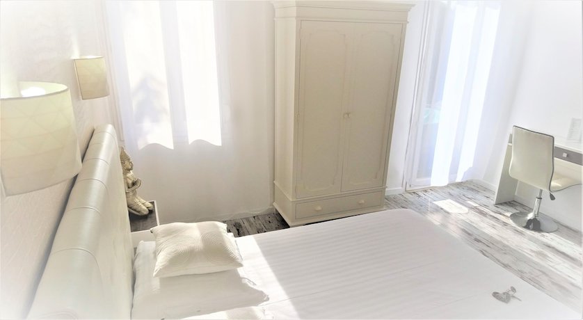 Imagen de la habitación del Hotel Les Jardins De Bormes. Foto 14