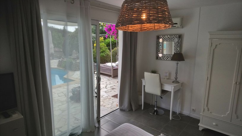 Imagen de la habitación del Hotel Les Jardins De Bormes. Foto 16