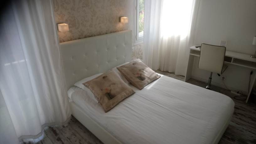 Imagen de la habitación del Hotel Les Jardins De Bormes. Foto 17