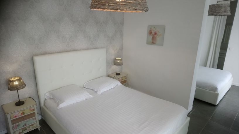 Imagen de la habitación del Hotel Les Jardins De Bormes. Foto 18