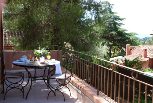 Imagen de la habitación del Hotel Les Jardins De Cassis. Foto 8