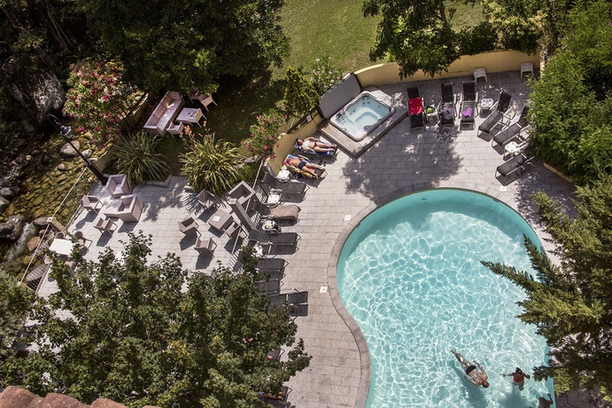 Imagen de la piscina del Hotel Les Jardins De La Glaciere. Foto 13