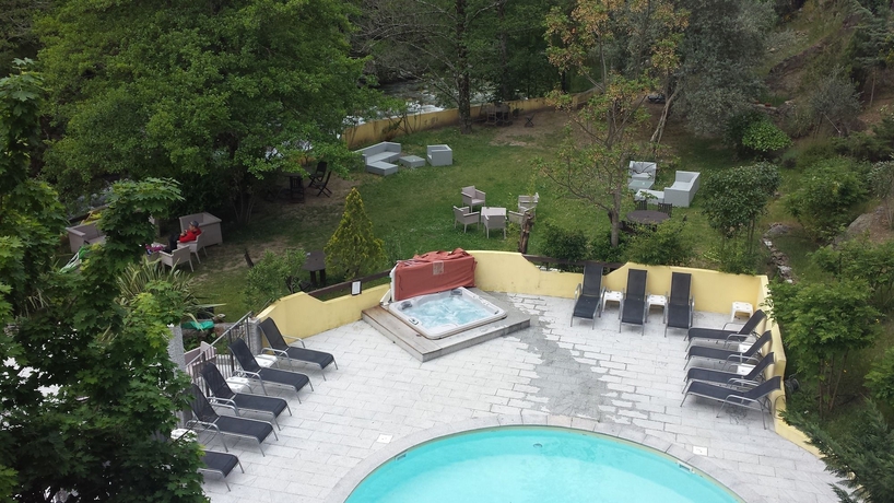 Imagen de la piscina del Hotel Les Jardins De La Glaciere. Foto 14