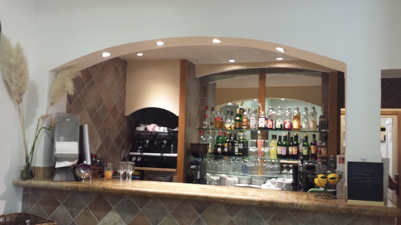 Imagen del bar/restaurante del Hotel Les Jardins De La Glaciere. Foto 4