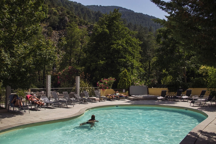 Imagen de la piscina del Hotel Les Jardins De La Glaciere. Foto 15