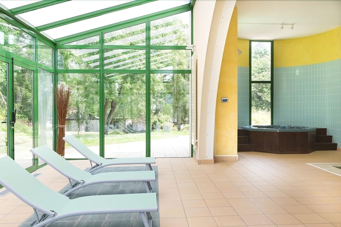 Imagen de la piscina del Hotel Les Jardins De L'anjou. Foto 19