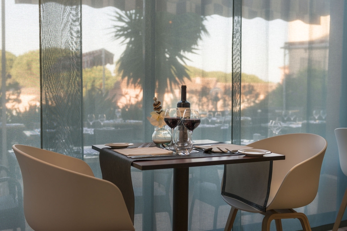 Imagen del bar/restaurante del Hotel Les Jardins De Sainte Maxime. Foto 8