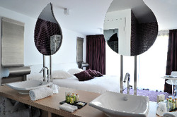 Imagen de la piscina del Hotel Les Jardins Du Lac, The Originals Relais (relais Du Silence). Foto 21