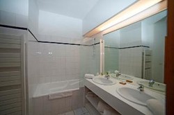 Imagen general del Hotel Les Jardins Du Lac, The Originals Relais (relais Du Silence). Foto 6