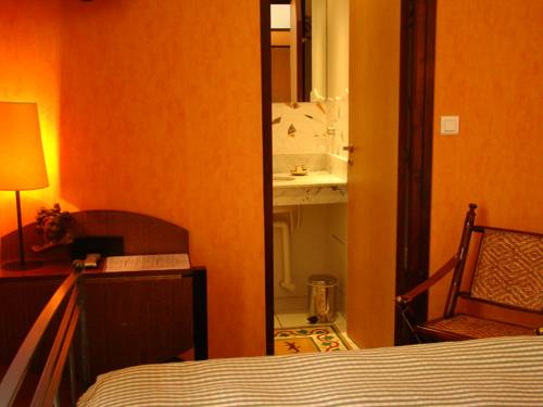 Imagen de la habitación del Hotel Les Jardins Du Luxembourg. Foto 13