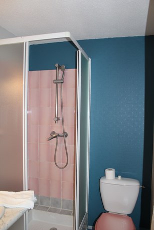 Imagen de la habitación del Hotel Les Jardins du Lac. Foto 4