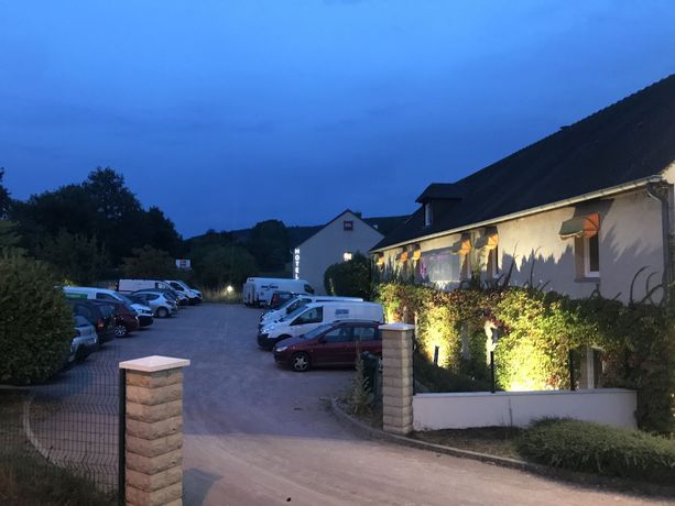 Imagen de los exteriores del Hotel Les Jardins du Lac. Foto 8