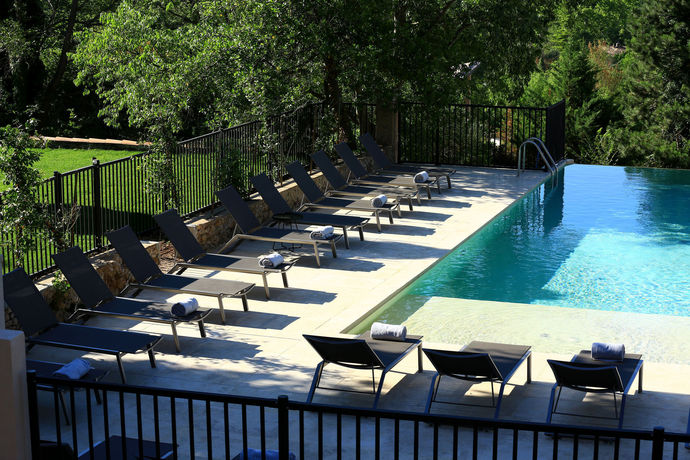 Imagen de la piscina del Hotel Les Lodges Sainte-victoire and Spa. Foto 12