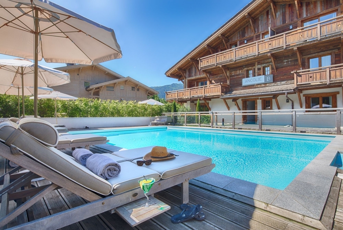 Imagen de la piscina del Hotel Les Loges Blanches. Foto 14