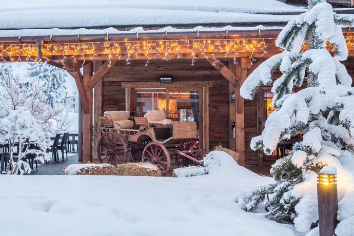 Imagen de los exteriores del Hotel Les Loges Blanches. Foto 9