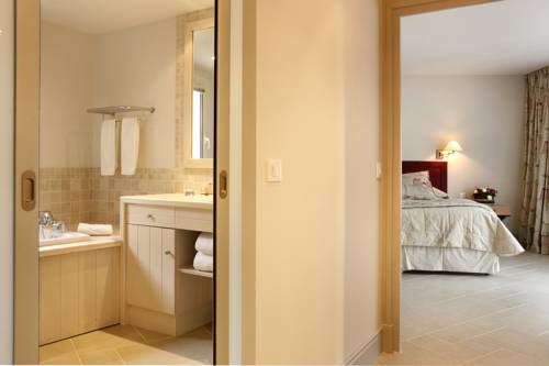 Imagen de la habitación del Hotel Les Manoirs De Tourgéville. Foto 7