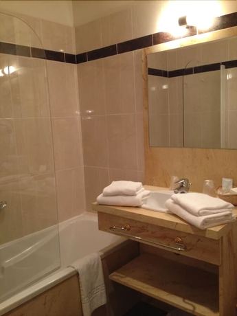 Imagen de la habitación del Hotel Les Maréchaux. Foto 5