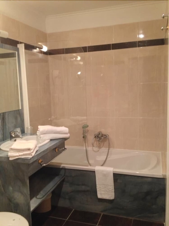 Imagen de la habitación del Hotel Les Maréchaux. Foto 7