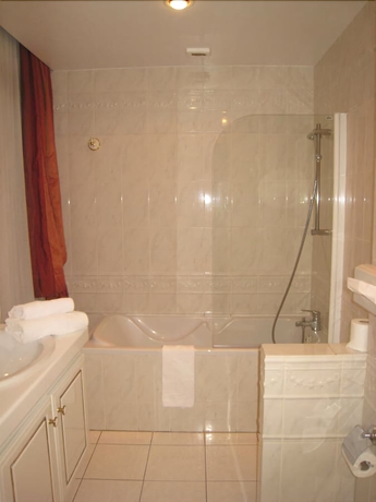 Imagen de la habitación del Hotel Les Maréchaux. Foto 9