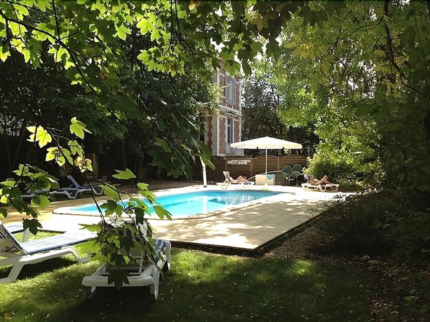 Imagen de la piscina del Hotel Les Maréchaux. Foto 15