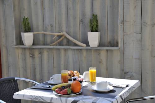 Imagen de la habitación del Hotel Les Mimosas. Foto 9