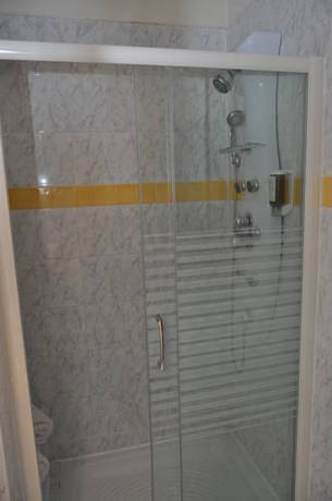 Imagen de la habitación del Hotel Les Mimosas, LUNEL. Foto 3